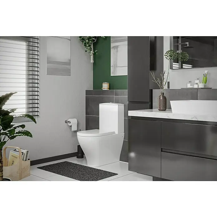 Camargue San Francisco Spülkasten - Ohne Spezialglasur, Keramik, Weiß - Ein modernes Badezimmer mit einem weißen Stand-WC und einem grauen Waschtisch mit Aufsatzwaschbecken. Die Einrichtung ist stilvoll und minimalistisch.