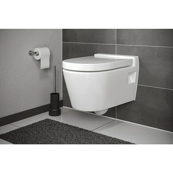 Camargue Empire Wand-WC - Mit Spülrand, Ohne Spezialglasur, Spülform: Tief, WC Abgang: Waagerecht, Weiß - Ein modernes, wandhängendes WC in einem stilvollen Badezimmer mit grauem Teppich und passenden Wandfliesen. Der Fokus liegt auf dem eleganten Design.