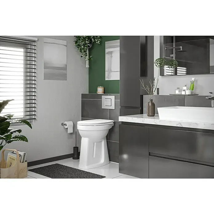 Camargue Stand-WC-Set Plus 100Mit Spülrand, Ohne Spezialglasur, Spülform: Flach, WC Abgang: Senkrecht, Weiß - Ein modernes Badezimmer mit einer stilvollen Toilette, einem dunklen Waschtisch mit Marmorplatte und grauen Fliesen, die eine elegante Atmosphäre schaffen.