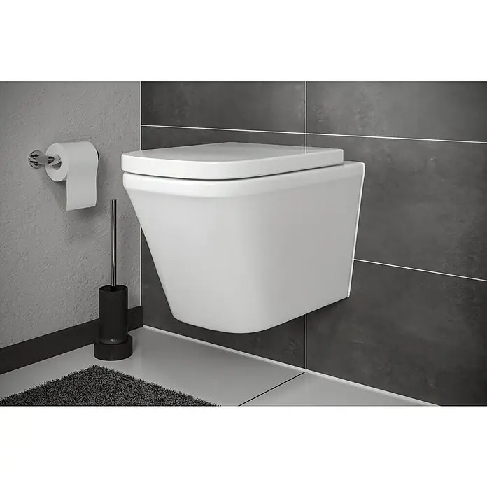 Camargue Los Angeles Wand-WC - Spülrandlos, Ohne Spezialglasur, Spülform: Tief, WC Abgang: Waagerecht, Weiß - Wandhängendes, weißes WC-Becken mit Toilettenpapierhalter und Bürste in einem modern gestalteten Badezimmer.
