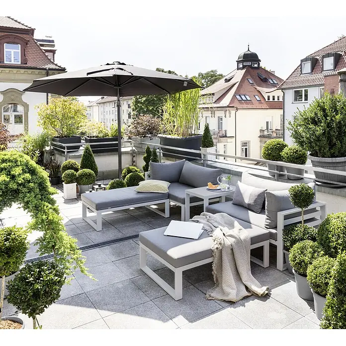 Sunfun Hannah Loungemöbel-Set - 5 -tlg., Aluminium, Grau - Eine stilvolle graue Gartenmöbelgarnitur mit einem Sonnenschirm auf einer Terrasse mit Pflanzen und Blick auf die Stadt.