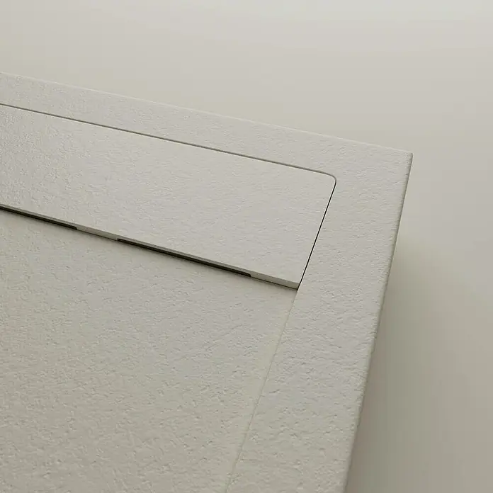GME Rejilla de desagüe para plato de ducha Style Plus - Resina, Beige, Específico para: Platos de ducha de An: 70 cm - Primer plano de un moderno plato de ducha gris con superficie texturizada y desagüe empotrado. Diseño de baño elegante.