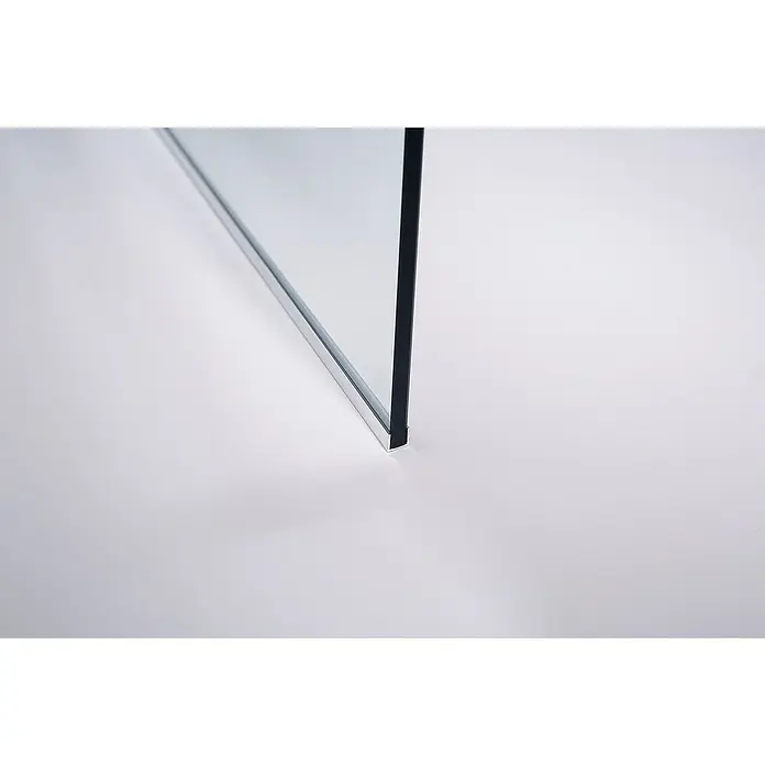 GME Rodapié para mamparas de ducha Screen, Open y Glass - Largo: 200 cm, Aluminio, Plata brillo - Primer plano de un panel de vidrio transparente con un elegante marco cromado sobre una superficie blanca, destacando el diseño moderno.