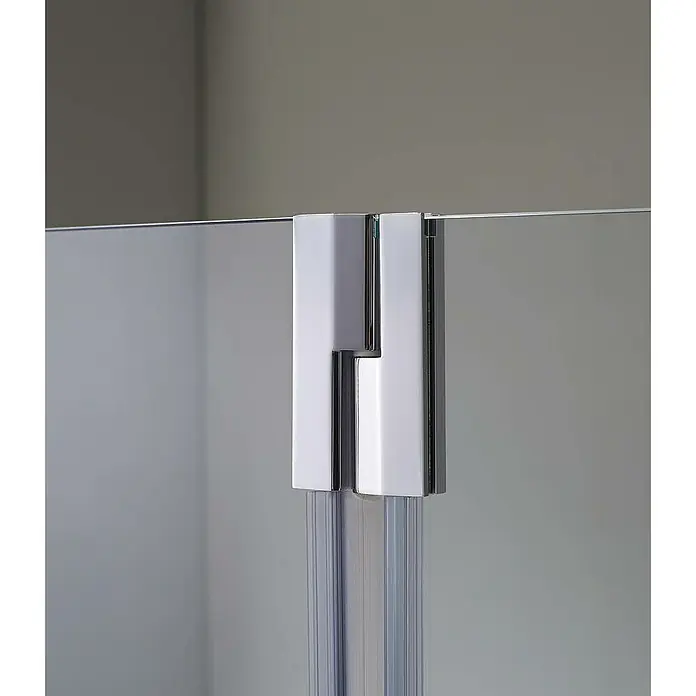 GME Cristal para mampara Screen - An x Al: 35 x 193,9 cm, Ángulo de sujeción: 180 °, Específico para: Mampara Screen - Primer plano de una bisagra de cabina de ducha con líneas limpias y un acabado cromado brillante, combinando funcionalidad y diseño moderno.