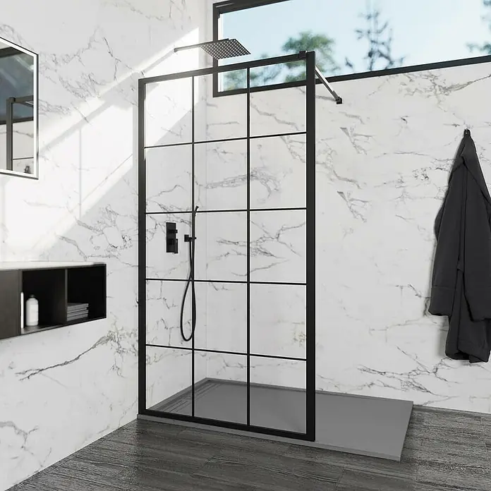 GME Mampara de ducha fija Screen Black Chess - An x Al: 90 x 195 cm, Negro - Imagen de una moderna cabina de ducha con marco negro y paredes de mármol, mostrando un elegante diseño de baño.