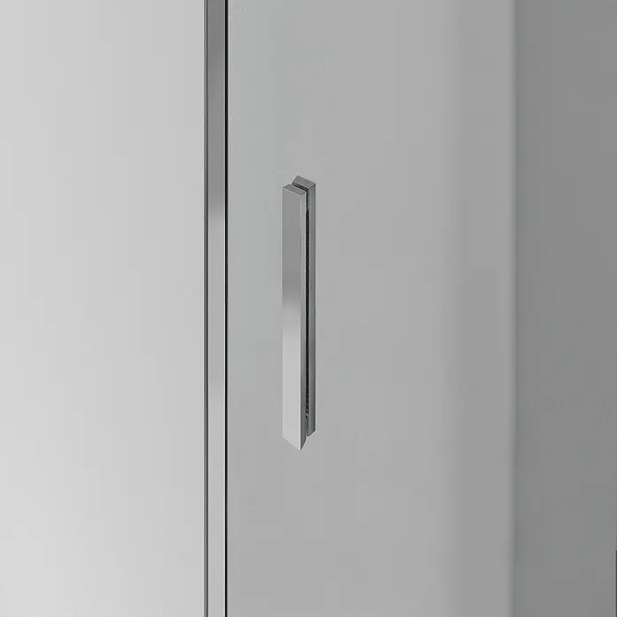 GME Tirador para mampara Extraplano - 0,7 x 1,6 x 22 cm, Plata brillo - Primer plano de una cabina de ducha moderna con un elegante mango rectangular. El diseño limpio acentúa la artesanía de alta calidad.