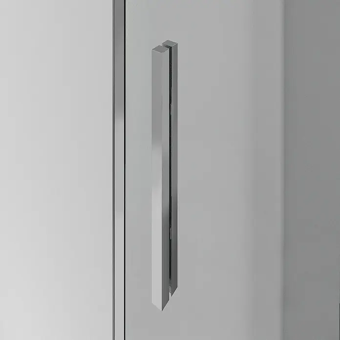 GME Tirador para mampara Largo - Metal, Plata brillo, 1,5 x 1,2 x 40 cm - Detalle elegante: Un tirador de puerta plateado y delgado en una cabina de ducha moderna que combina estilo y funcionalidad.