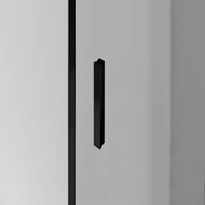GME Tirador para mampara Extraplano - 0,7 x 1,6 x 22 cm, Negro - Detalle de una moderna cabina de ducha con manija y marco negros, resaltando un diseño minimalista.