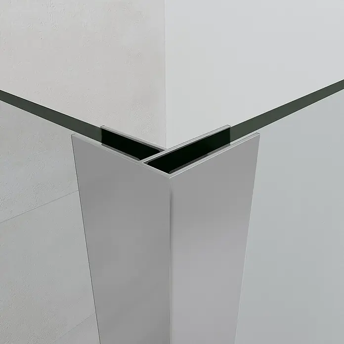 GME Perfil angular de expansión - Altura: 195 cm, Plata brillo - Vista angular de una moderna cabina de ducha con herrajes de color plateado y vidrio transparente, que muestra un diseño minimalista y una integración perfecta.