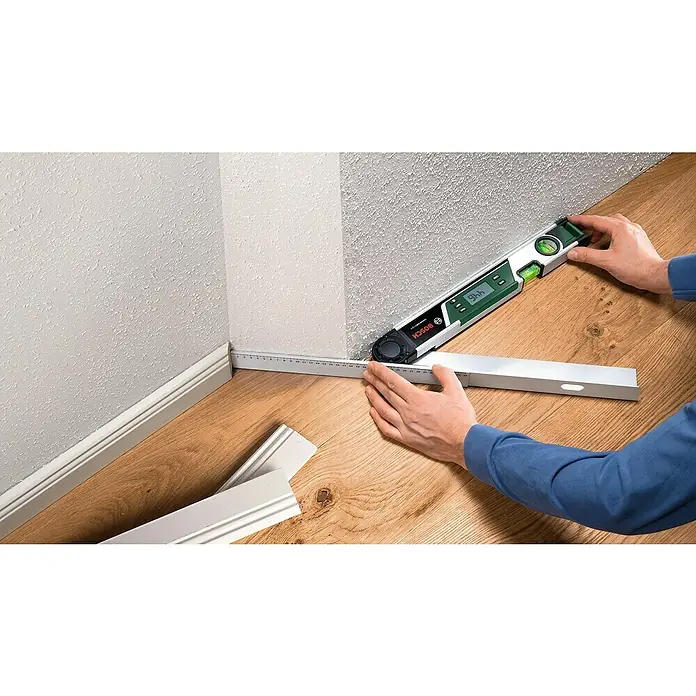 Bosch Universal Digitaler Winkelmesser UniversalAngle - Messbereich: 0 - 220 °, Anzahl Libellen: 2 Stk. - Ein digitaler Winkelmesser von Bosch misst den Winkel an einer Wand. Die Wasserwaage sorgt für eine genaue Messung.