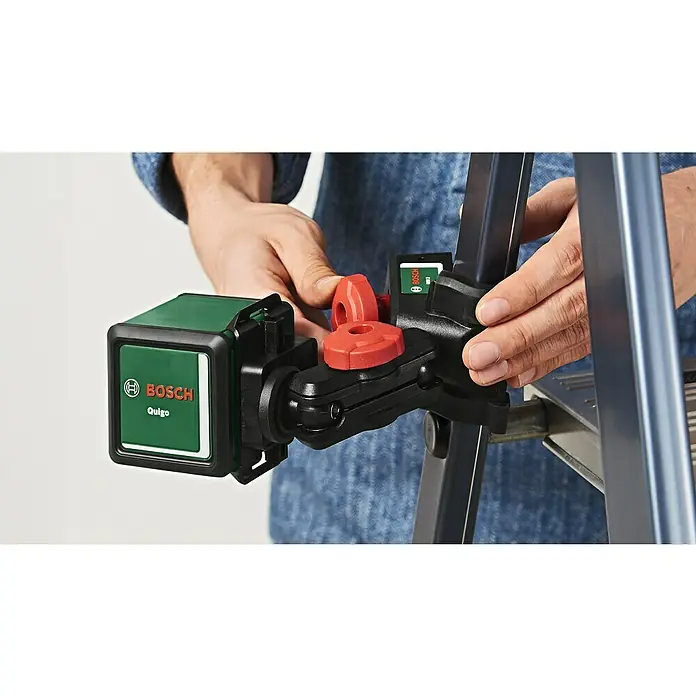 Bosch Kreuzlinienlaser Quigo - Max. Arbeitsbereich: 10 m - Nahaufnahme eines Bosch Quigo Kreuzlinienlasers, der an einer Leiter befestigt ist, mit roter Feststellschraube und Nivellierfunktion für präzise Ausrichtung.