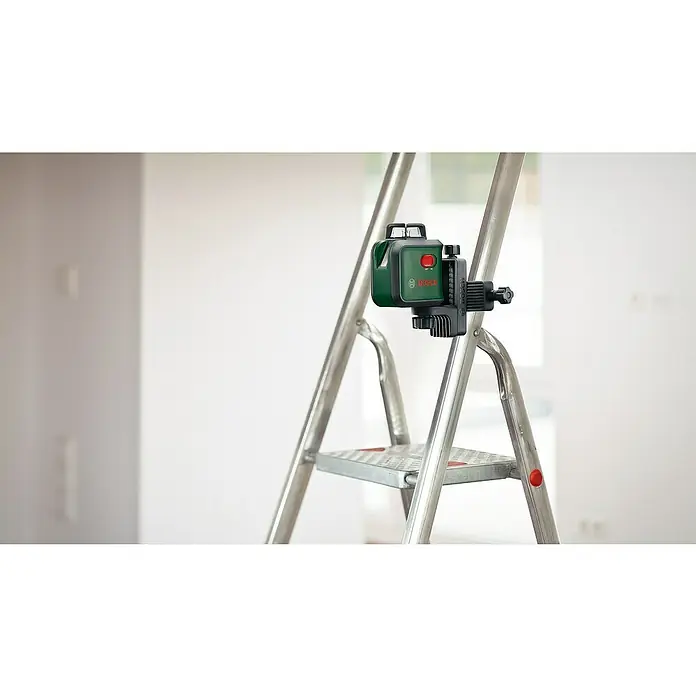 Bosch Klemmhalter MM 3Geeignet für: Messgeräte mit ¼″ Gewinde, Arbeitshöhe: 50 cm - 118 cm - Ein grüner Bosch Kreuzlinienlaser ist an einer silbernen Leiter befestigt, ideal für präzise Ausrichtung bei Bau- und Renovierungsarbeiten.