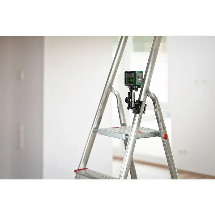 Bosch Klemmhalter MM 2Geeignet für: Messgeräte mit ¼″ Gewinde - Nahaufnahme eines Bosch Kreuzlinienlasers an einer Leiter befestigt, der für präzise Nivellierarbeiten konzipiert ist.