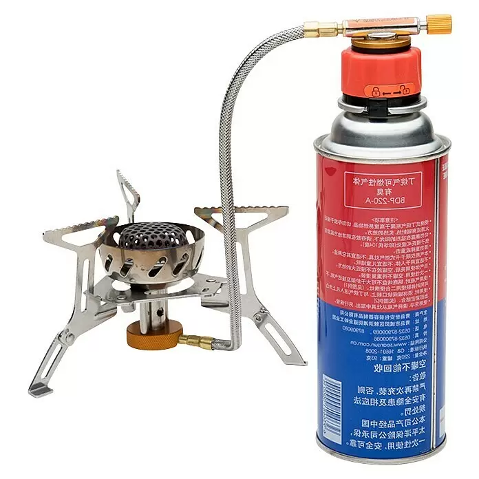 FireMaple Gaskartuschen-Adapter Anaconda - Ø x H: 4,2 x 3,5 cm, Rot - Kompakter, faltbarer Campingkocher aus Metall mit Schlauch, verbunden mit einer roten Gaskartusche.