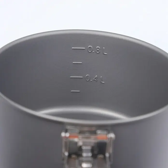 FireMaple Kochgeschirr-Set Feast 1 - Aluminium, 6 -tlg. - Nahaufnahme eines grauen Topfes mit Markierungen für 0.4L und 0.8L, ideal zum präzisen Abmessen von Flüssigkeiten beim Kochen.