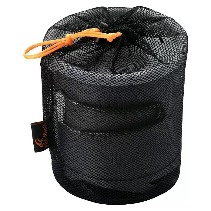FireMaple Kochtopf XK6 - Aluminium, Ø x H: 12 x 13,3 cm - Schwarzer Netzbeutel mit orangefarbenem Kordelzug und einem "Fire-Maple"-Etikett, der ein silbernes Camping-Kochset enthält.