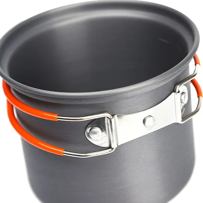 FireMaple Kochgeschirr-Set FMC-207 - Aluminium, 3 -tlg. - Nahaufnahme eines grauen Campingkochers mit orangefarbenen Griffen und silbernen Befestigungen, ideal für Outdoor-Abenteuer.