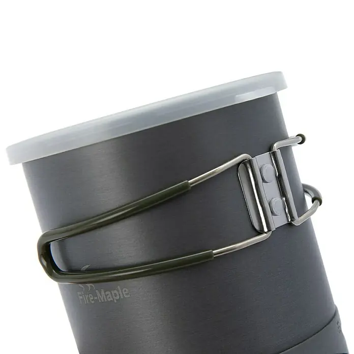 FireMaple Kochtopf XK6 - Aluminium, Ø x H: 12 x 13,3 cm - Nahaufnahme eines grauen Fire-Maple Kochtopfs mit Deckel und klappbarem Griff, ideal für Outdoor-Abenteuer.