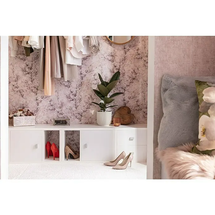 Piardino Gummibaum in Sorten - Ficus elastica, Topfgröße: 24 cm - Ein Ankleidezimmer mit weißen Aufbewahrungseinheiten, eleganten Schuhen, dekorativer Wandgestaltung und Pflanzen für eine stilvolle Atmosphäre.