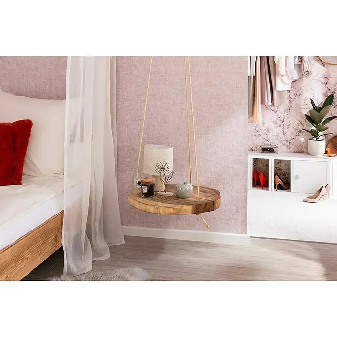 Dekofigur Perly Apfel - 1 Stk., Salbei, Ø x H: 12 x 9 cm - Ein hängender Nachttisch aus Holz mit Lampe, Kerze und Deko-Objekt neben einem Bett und einer Kommode.