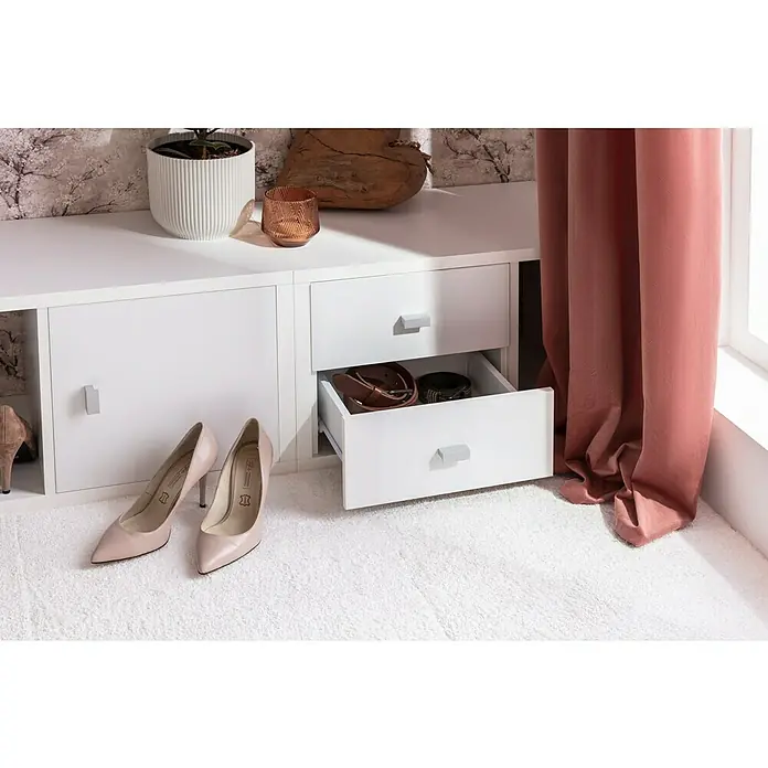 Elbersdrucke Ösenschal Cosy - Altrosa, 100% Polyester - Nahaufnahme eines weißen Schranks mit einer offenen Schublade, in der sich Gürtel befinden, und daneben ein Paar elegante Schuhe.