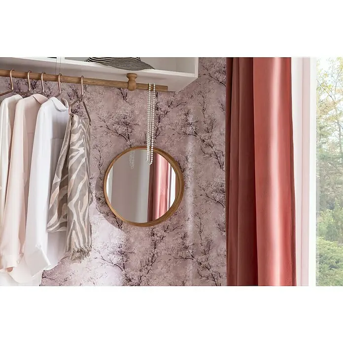 Expo Ambiente Deckenträger - Esche Gekälkt, Geeignet für: Gardinenstangen Ø 28 mm - Nahaufnahme eines Ankleidezimmers mit hängender Kleidung, einem runden Spiegel und einer eleganten, floralen Tapete.