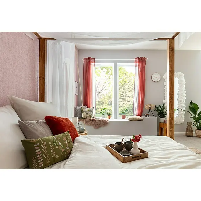 SCHÖNER WOHNEN-Farbe Wandfarbe Trendfarbe - Dreamy, Matt, 2,5 l, Konservierungsmittelfrei - Einladendes Schlafzimmer mit Himmelbett und einem Tablett mit Tassen und einer kleinen Vase mit Blumen auf dem Bett.