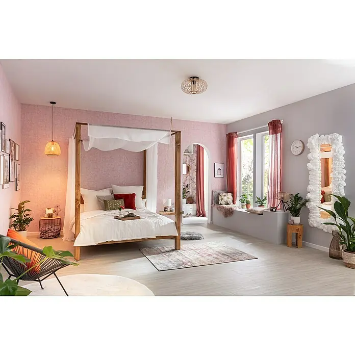 Kayoom Kurzflorteppich IndianaMulti, 170 x 120 cm, 100 % Baumwolle - Einladendes Schlafzimmer mit Himmelbett, rosa Akzentwand und natürlicher Beleuchtung, die eine entspannende Atmosphäre schafft.