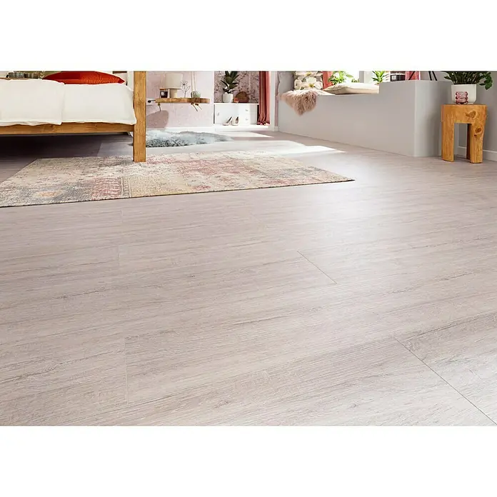 Kayoom Kurzflorteppich IndianaMulti, 170 x 120 cm, 100 % Baumwolle - Das Bild zeigt einen stilvollen Bodenbelag in Holzoptik, der Wärme und Eleganz in den Raum bringt. Die helle Farbgebung sorgt für eine freundliche Atmosphäre.