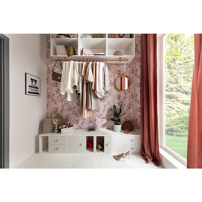 swingcolor Wandfarbe Ausbesserungsspray Arktisweiß Plus - Schneeweiß, Matt, 150 ml - Ein begehbarer Kleiderschrank mit Kleidung, Regalen und Accessoires in einem stilvollen, modernen Design mit rosa Akzenten.
