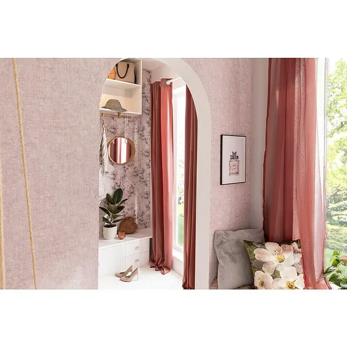 Elbersdrucke Ösenschal Cosy - Altrosa, 100% Polyester - Einrichtungsidee mit einer eleganten Dekoration, die einen Spiegel, rosa Vorhänge und eine Parfümflasche beinhaltet.