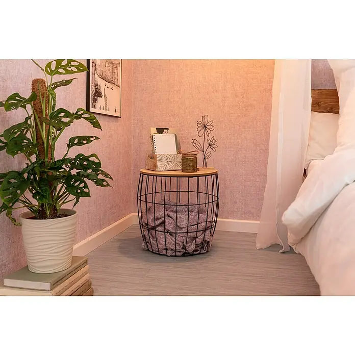 Beistelltisch - Ø x H: 30 x 32 cm, Mitteldichte Holzfaserplatte (MDF) - Ein stilvolles Interieur mit einer Pflanze auf einem Bücherstapel und einem Beistelltisch mit Aufbewahrungskorb neben einem Bett.