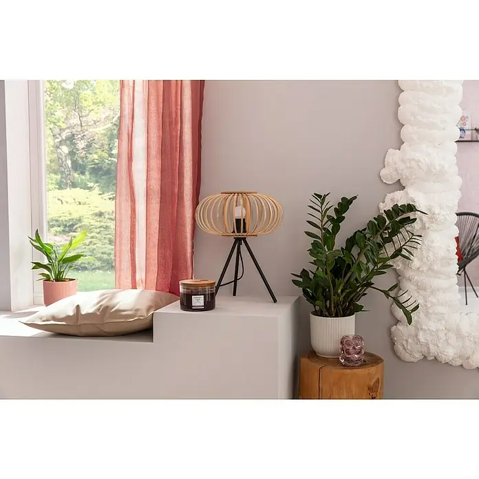 SCHÖNER WOHNEN-Farbe Wandfarbe Trendfarbe - Dreamy, Matt, 2,5 l, Konservierungsmittelfrei - Nahaufnahme einer stilvollen Innenraumszene mit einer dekorativen Lampe, Zimmerpflanzen und einem modernen Spiegel.