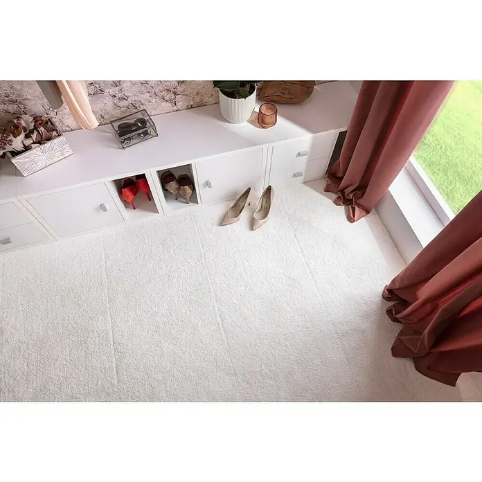 Elbersdrucke Ösenschal Cosy - Altrosa, 100% Polyester - Elegantes Interieur mit weißen Möbeln, beigen Schuhen und einem flauschigen Teppich für einen stilvollen Look.