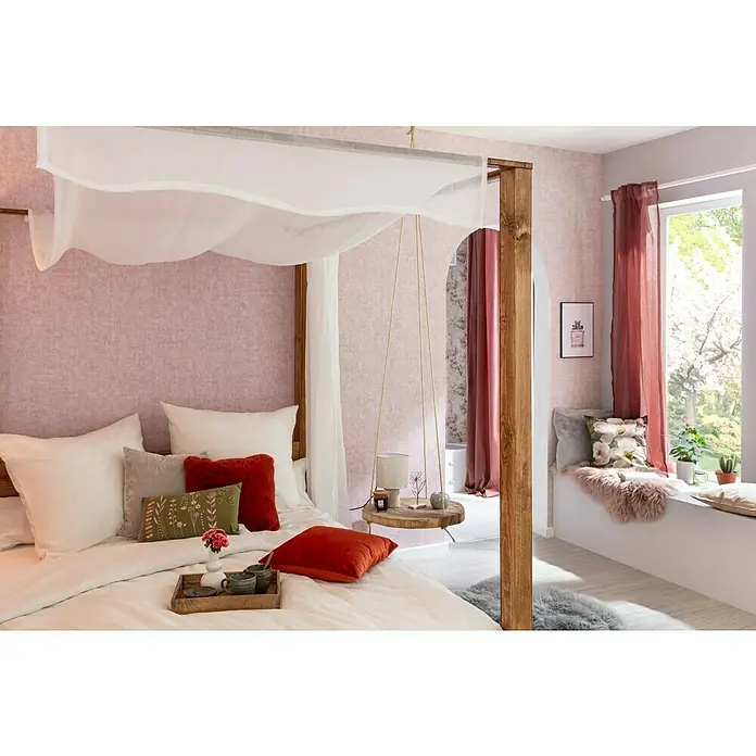 Esbeco Schaffell - Taupe, 80 x 50 cm, 100 % Echtfell - Schlafzimmer mit Himmelbett und rustikalem Nachttisch. Das Bett ist mit weißen Laken und bunten Kissen dekoriert, die eine gemütliche Atmosphäre schaffen.