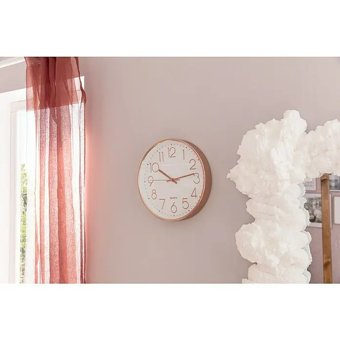 Wanduhr Lille - Durchmesser: 30 cm, Weiß/Rosé - Eine elegante Wanduhr mit roségoldenem Rahmen und gut lesbarem Zifferblatt mit arabischen Ziffern.