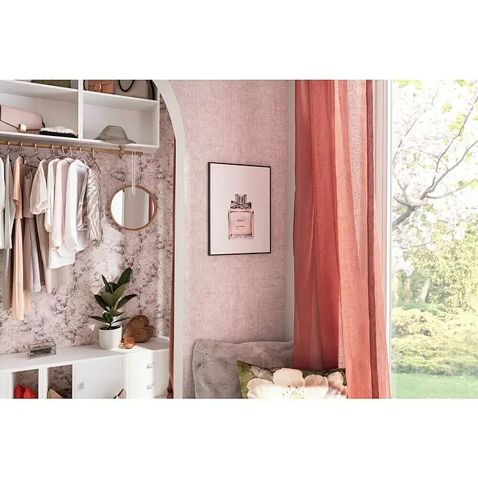 Reinders Bild Slim Frame BlackPerfume Bottle, B x H: 30 x 40 cm - Einrichtungsidee mit Kleidung, Spiegel, Pflanze und Dekorationen, die einen gemütlichen und stilvollen Raum präsentieren, ergänzt durch ein gerahmtes Duftbild.