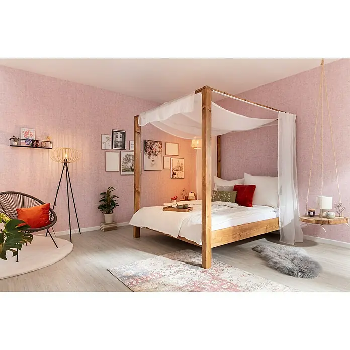 Reinders Bild Slim Frame WoodFlower Stills, B x H: 20 x 30 cm - Ein romantisches Schlafzimmer mit Himmelbett aus Holz, sanftem rosa Farbschema und einem schwebenden Nachttisch für entspannte Nächte.