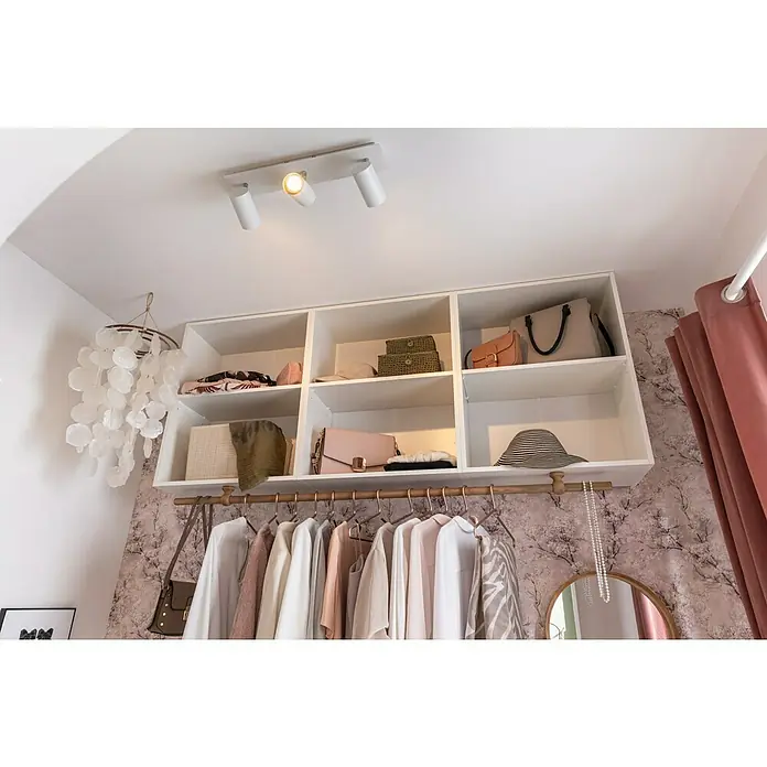 Trio Leuchten Marley Deckenstrahler - 105 W, L x B x H: 48 x 9 x 15 cm, Weiß, GU10, 3 Stk. - Ein begehbarer Kleiderschrank mit Kleidung in Pastelltönen, Regalen mit Accessoires und einer modernen Deckenleuchte für stilvolle Aufbewahrung.