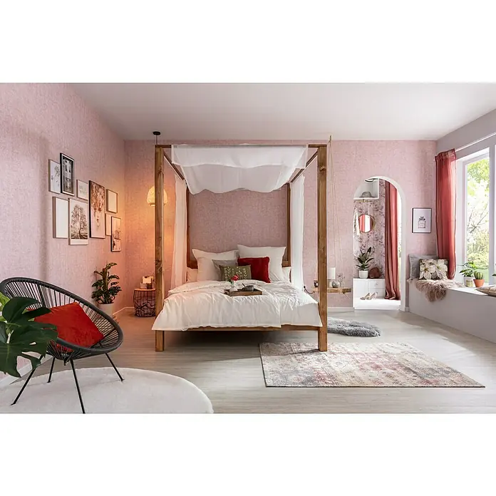 Kayoom Kurzflorteppich IndianaMulti, 170 x 120 cm, 100 % Baumwolle - Ein einladendes Schlafzimmer mit einem Himmelbett, das mit weißer Bettwäsche und dekorativen Kissen ausgestattet ist. Das Zimmer strahlt eine ruhige Atmosphäre aus.