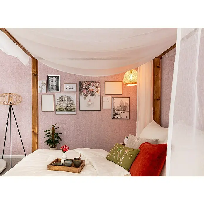 Reinders Bild Slim Frame WoodFlower Stills, B x H: 20 x 30 cm - Ein gemütliches Schlafzimmer mit einem Himmelbett, einer dekorativen Lichterkette und einer Auswahl an gerahmten Bildern an der Wand.