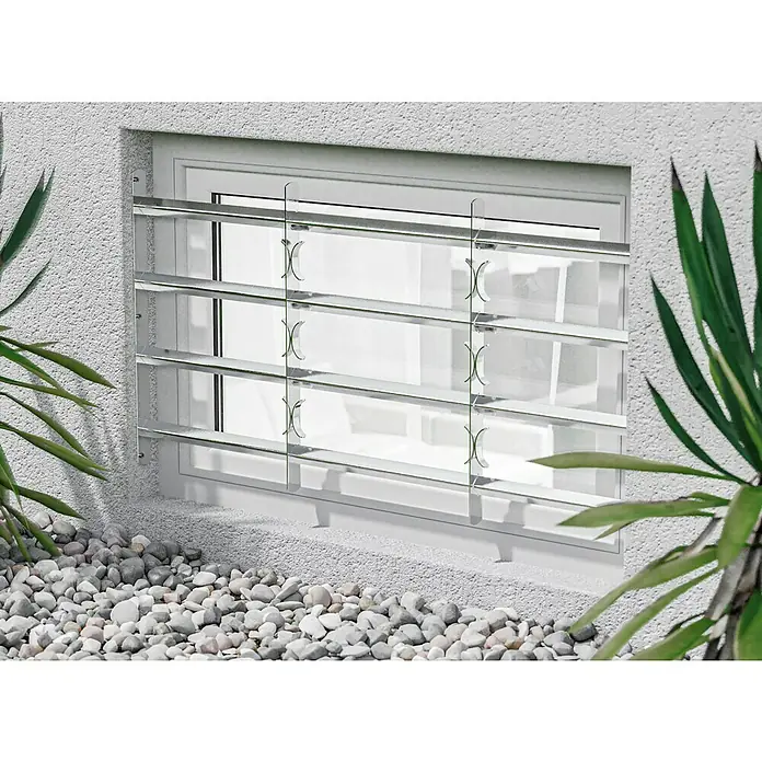 Stabilit Fenstergitter - Höhe: 600 mm, Auszugslänge: 100 cm - 150 cm, Fensterlaibungsmontage - Fenster mit horizontalen Glaslamellen, die für Licht und Privatsphäre sorgen.