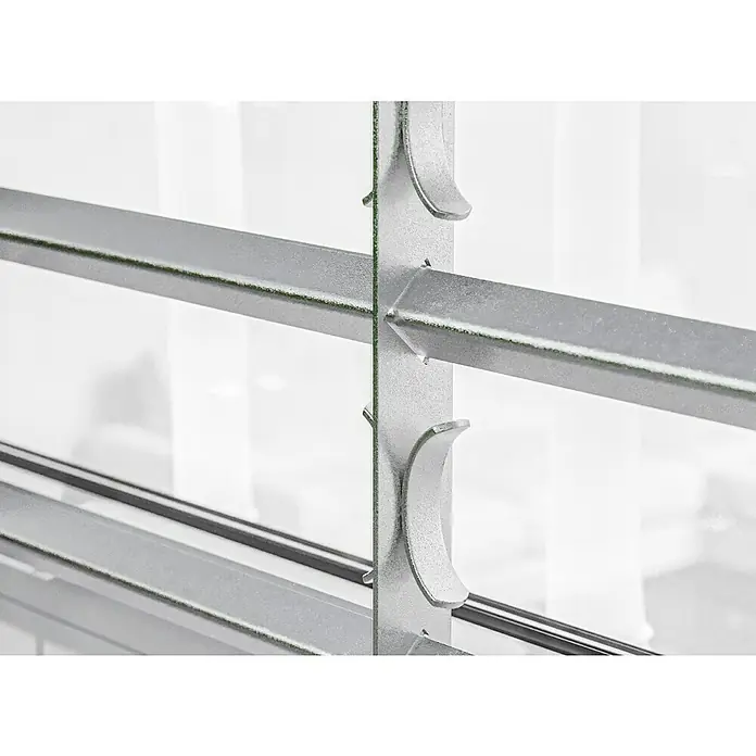 Stabilit Fenstergitter - Höhe: 450 mm, Auszugslänge: 70 cm - 105 cm, Fensterlaibungsmontage - Nahaufnahme eines Fenstergitters aus Metall, das Licht und Schatten durchlässt. Das Gitterdesign ist modern und funktional.