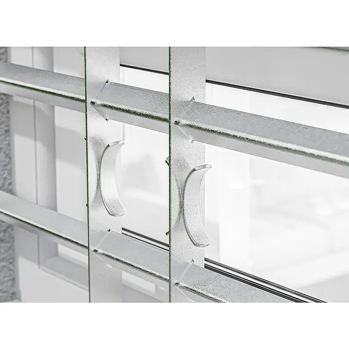 Stabilit Fenstergitter - Höhe: 300 mm, Auszugslänge: 50 cm - 65 cm, Fensterlaibungsmontage - Nahaufnahme eines weißen Glaslamellenfensters mit Griffen, das für Belüftung und Lichtregulierung sorgt.