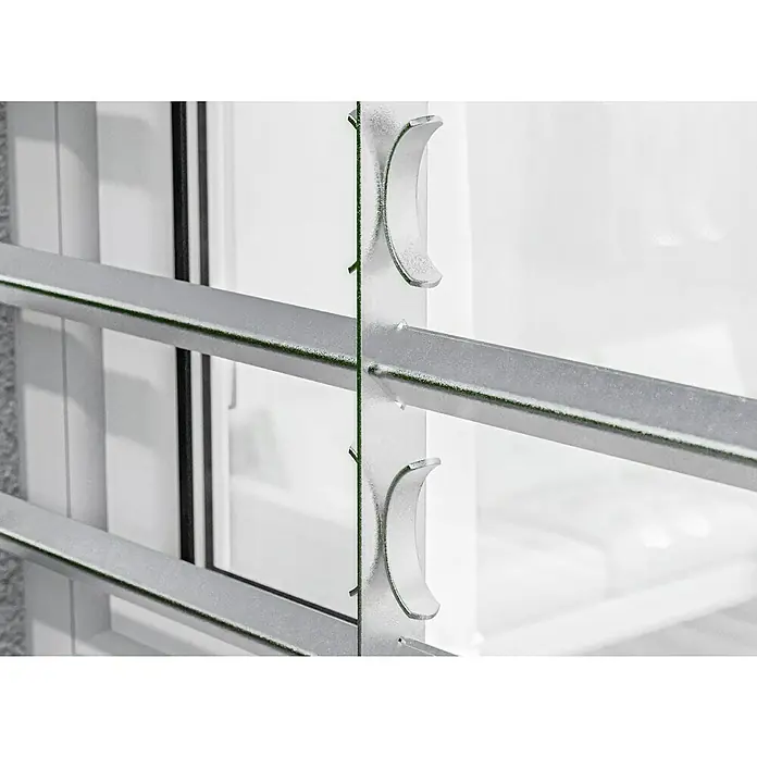 Stabilit Fenstergitter - Höhe: 450 mm, Auszugslänge: 100 cm - 150 cm, Fensterlaibungsmontage - Detailaufnahme eines Fenstergitters aus Metall mit Sicherheitsgriffen, das an einem weißen Fensterrahmen befestigt ist und Schutz bietet.