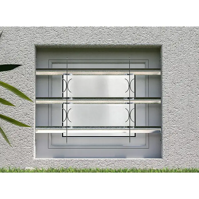 Stabilit Fenstergitter - Höhe: 450 mm, Auszugslänge: 50 cm - 65 cm, Fensterlaibungsmontage - Detailaufnahme eines modernen Fensters mit horizontalen Lamellen und minimalistischem Design, eingebettet in eine strukturierte Fassade.