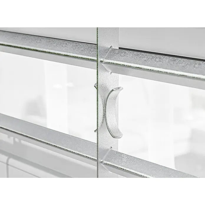 Stabilit Fenstergitter - Höhe: 300 mm, Auszugslänge: 70 cm - 105 cm, Fensterlaibungsmontage - Nahaufnahme einer Fensterjalousie aus Metall mit einem Drehstab zur Steuerung der Lamellen.