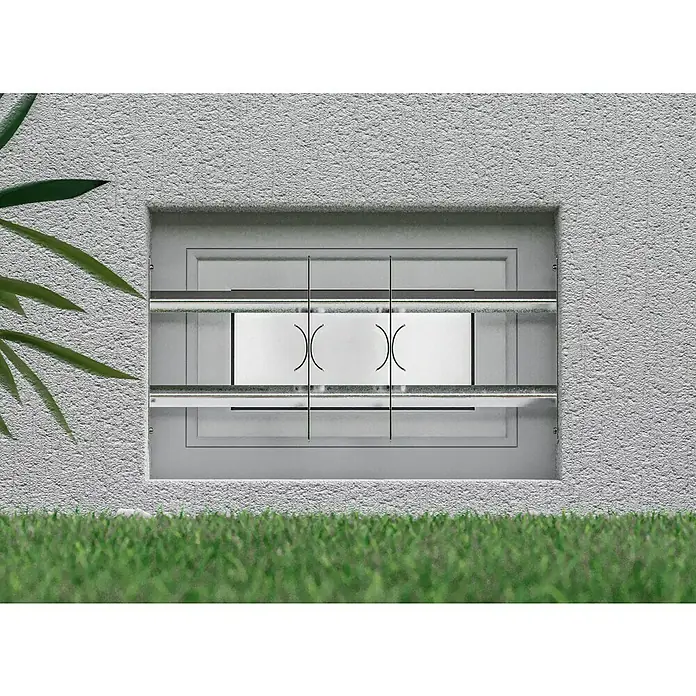 Stabilit Fenstergitter - Höhe: 300 mm, Auszugslänge: 50 cm - 65 cm, Fensterlaibungsmontage - Nahaufnahme eines modernen, horizontalen Gaskamins, eingebettet in eine strukturierte Wand, umgeben von Rasen und einem grünen Blatt.