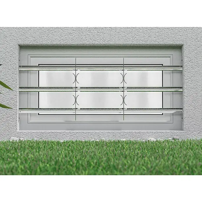 Stabilit Fenstergitter - Höhe: 450 mm, Auszugslänge: 100 cm - 150 cm, Fensterlaibungsmontage - Nahaufnahme eines modernen Kellerfensters mit transparenten Lamellen und einer stilvollen Fassade im Hintergrund.