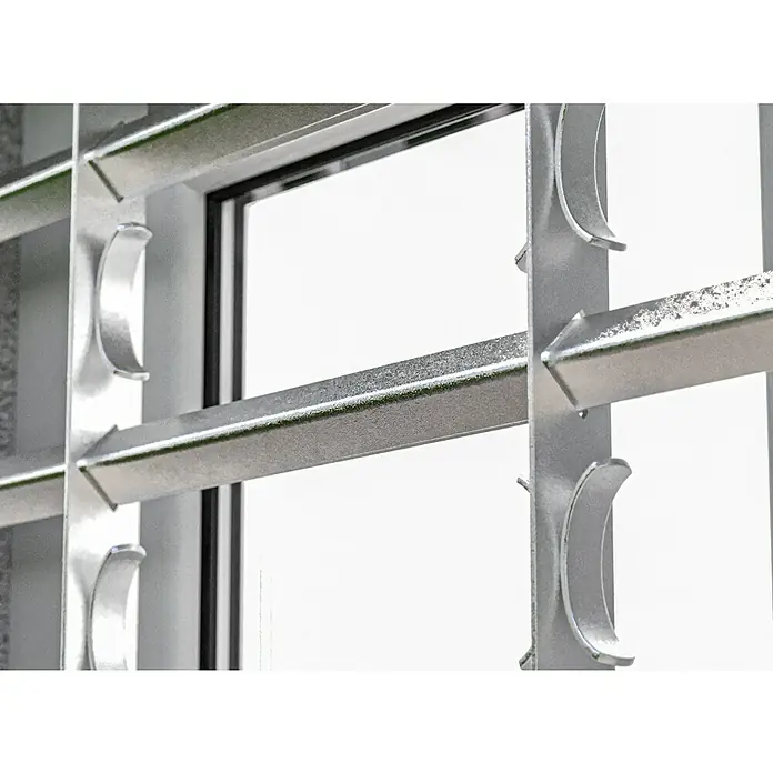 Stabilit Fenstergitter - Höhe: 450 mm, Auszugslänge: 50 cm - 65 cm, Fensterlaibungsmontage - Nahaufnahme eines verzinkten Stahlfenstergitters mit horizontalen Stäben und vertikalen Streben, die für Sicherheit sorgen.